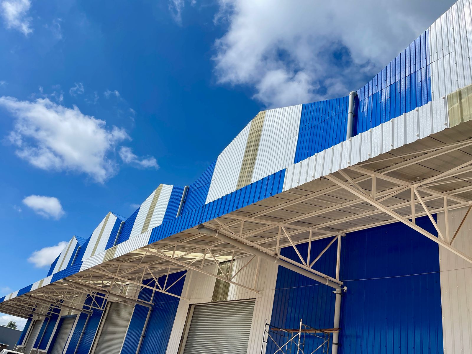 Blue Muwi anti-corrosion sheets on a commercial building