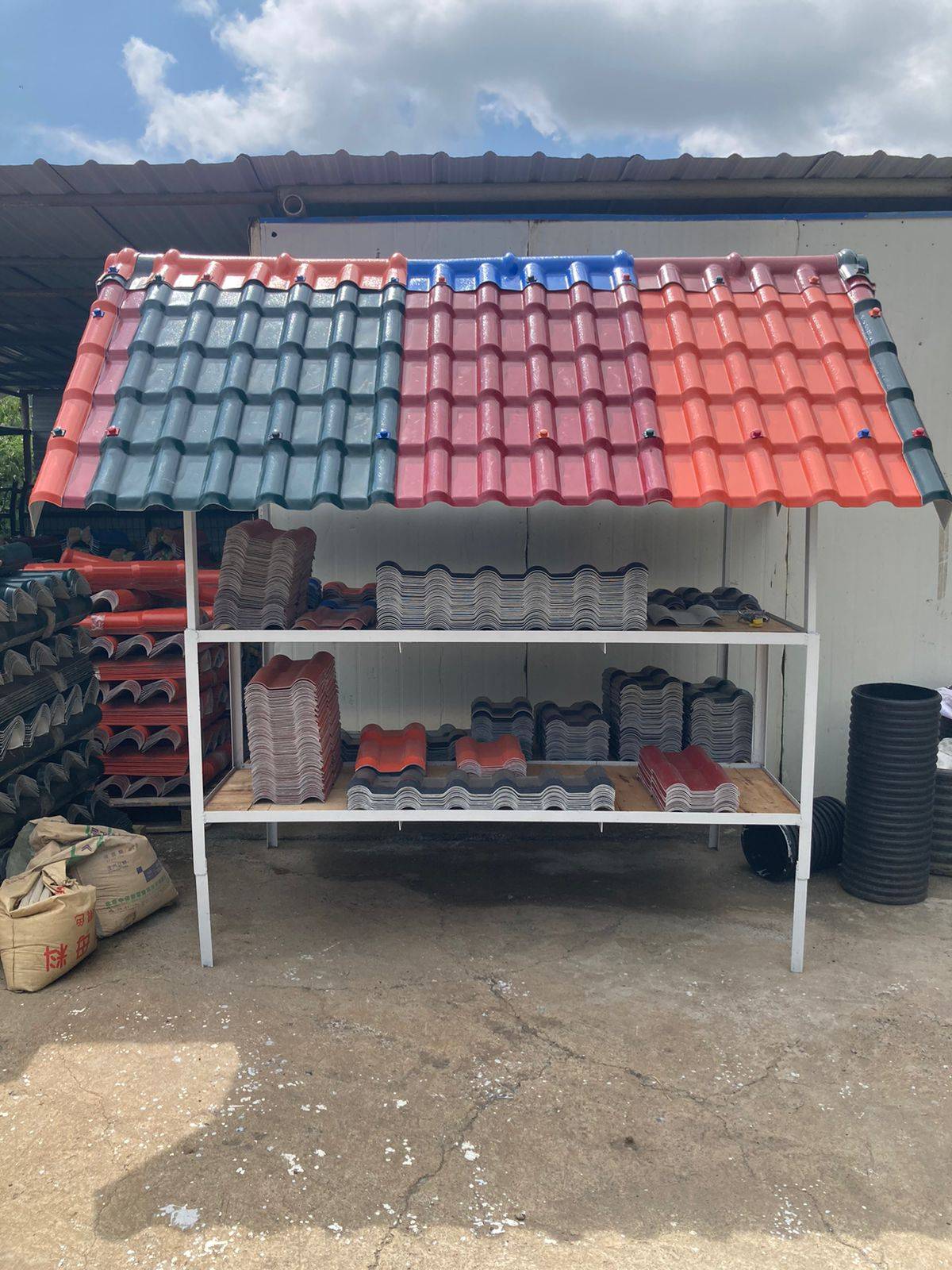 Red and blue Muwi synthetic resin tiles on a display stand