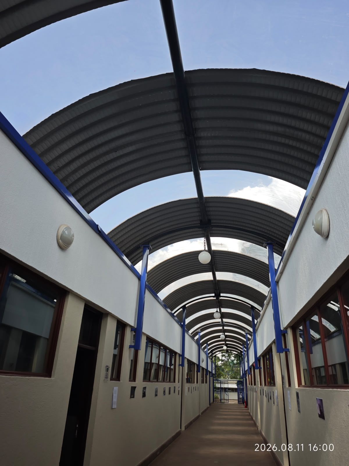 Curved walkway roofed with Muwi polycarbonate